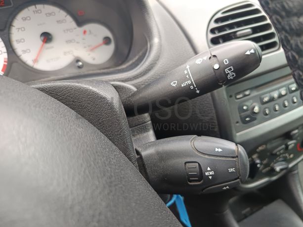 Peugeot 208 · Ano 2003