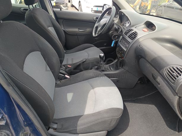 Peugeot 208 · Ano 2003