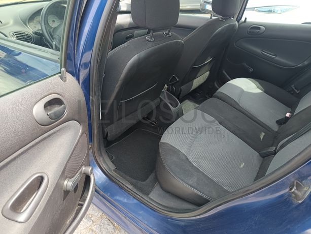 Peugeot 208 · Ano 2003