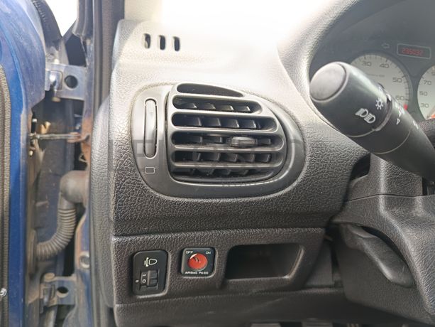Peugeot 208 · Ano 2003