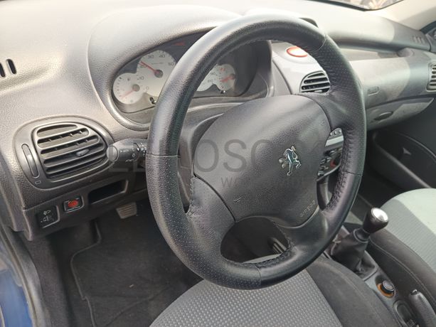 Peugeot 208 · Ano 2003