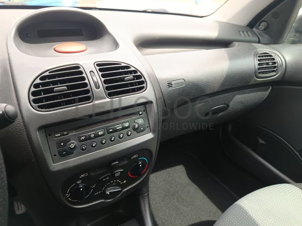 Peugeot 208 · Ano 2003