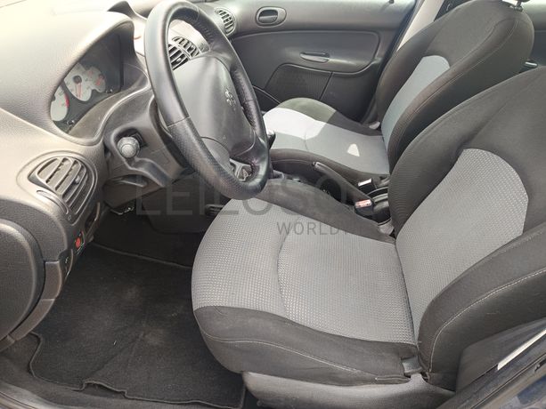 Peugeot 208 · Ano 2003