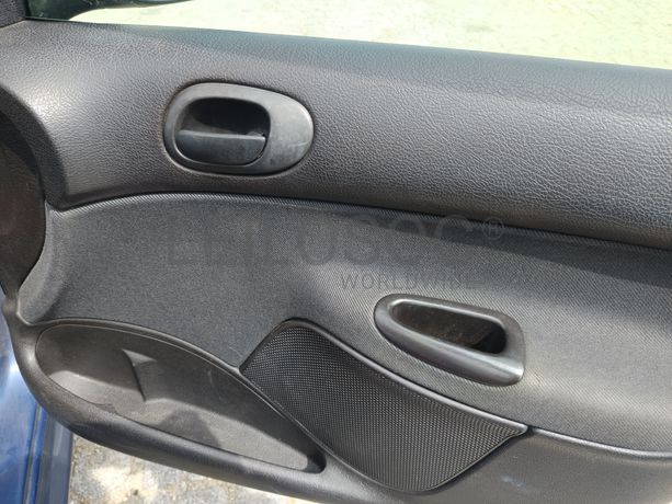 Peugeot 208 · Ano 2003