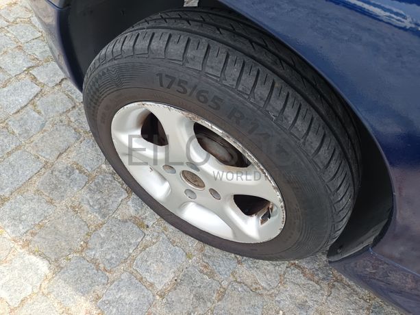 Peugeot 208 · Ano 2003