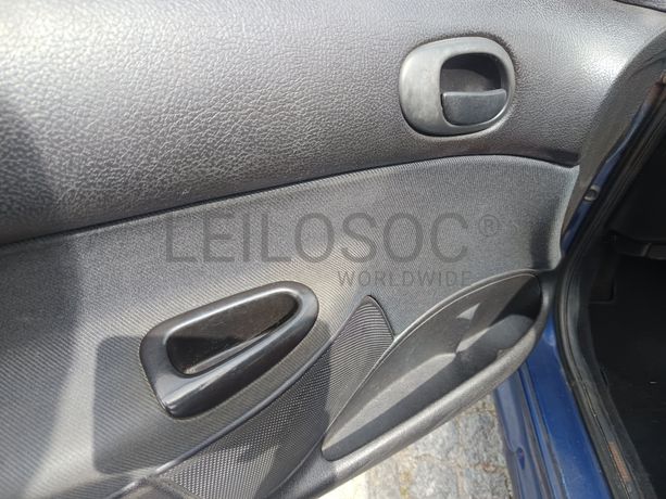 Peugeot 208 · Ano 2003