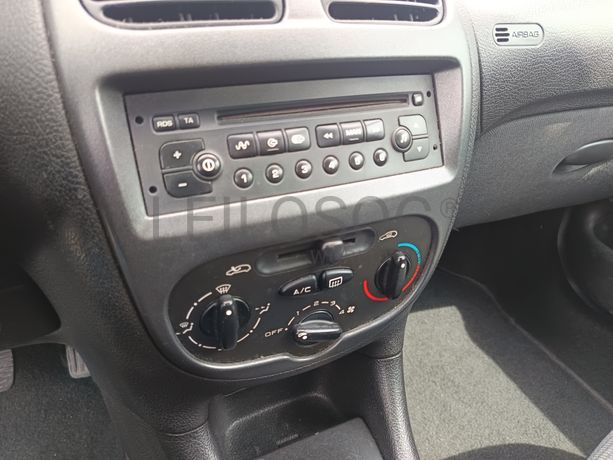 Peugeot 208 · Ano 2003