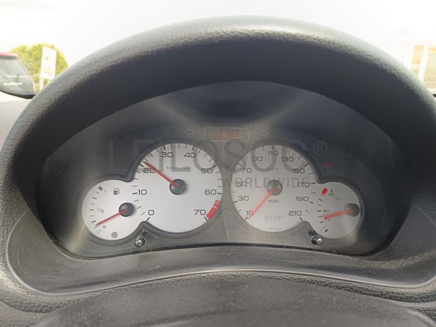 Peugeot 208 · Ano 2003