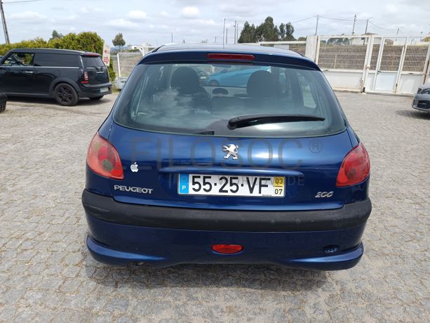 Peugeot 208 · Ano 2003