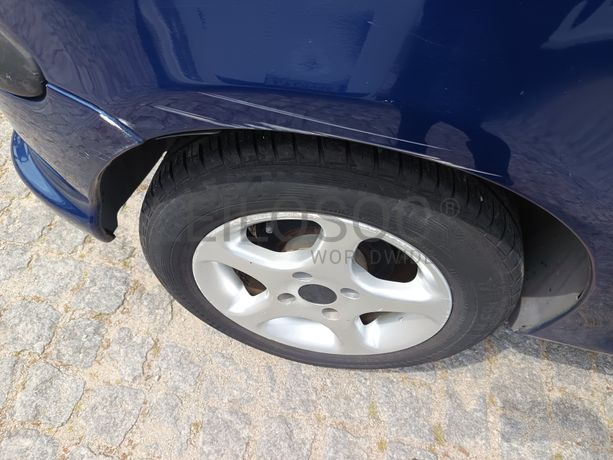 Peugeot 208 · Ano 2003