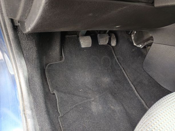 Peugeot 208 · Ano 2003