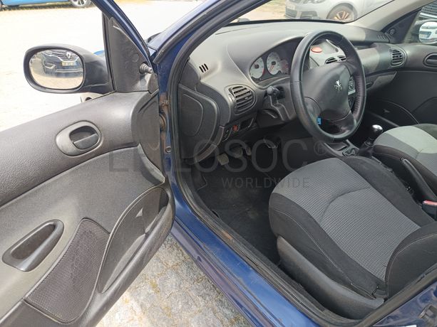 Peugeot 208 · Ano 2003