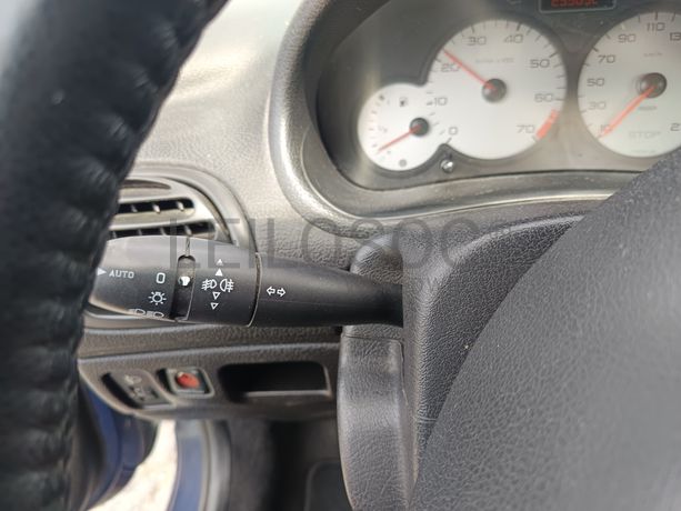 Peugeot 208 · Ano 2003