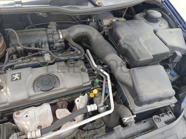 Peugeot 208 · Ano 2003