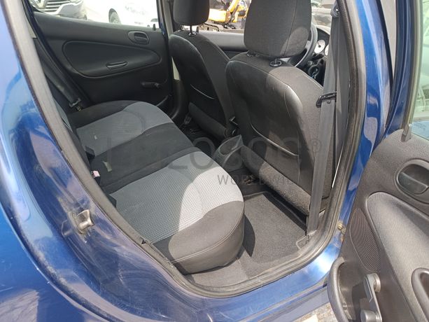 Peugeot 208 · Ano 2003