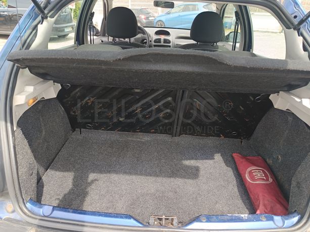 Peugeot 208 · Ano 2003