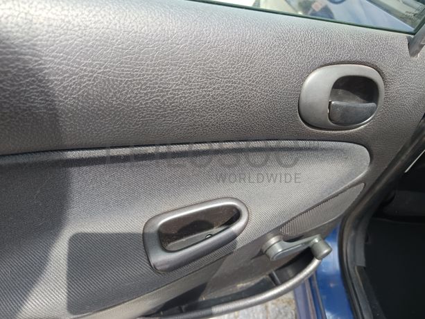 Peugeot 208 · Ano 2003