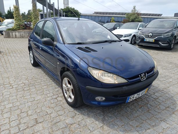 Peugeot 208 · Ano 2003