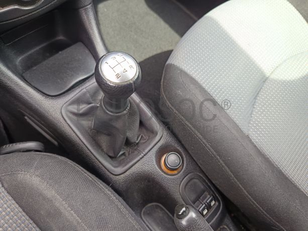 Peugeot 208 · Ano 2003