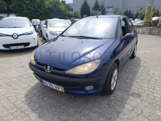 Peugeot 208 · Ano 2003