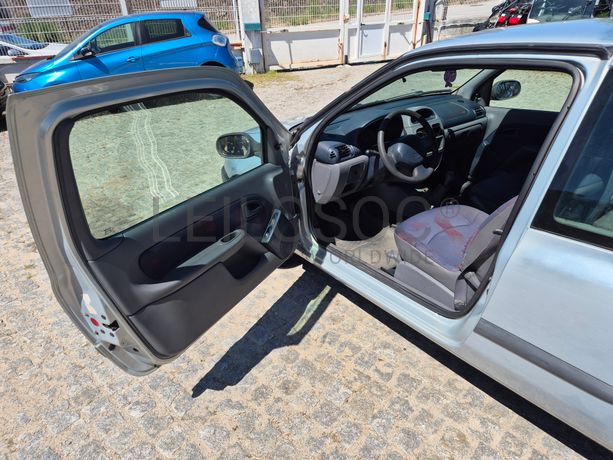 Renault Clio · Ano 2001