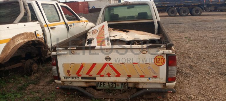 NISSAN HARDBODY /Cab -2013