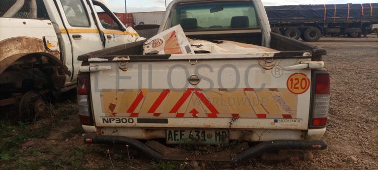 NISSAN HARDBODY /Cab -2013