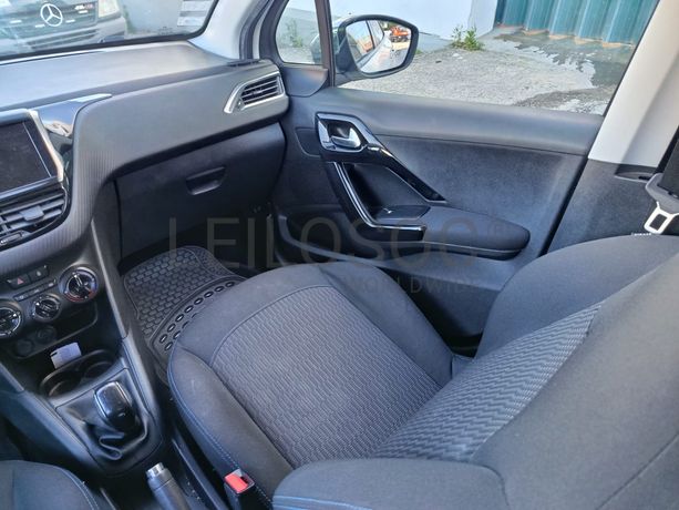 Peugeot 208 · Ano 2018