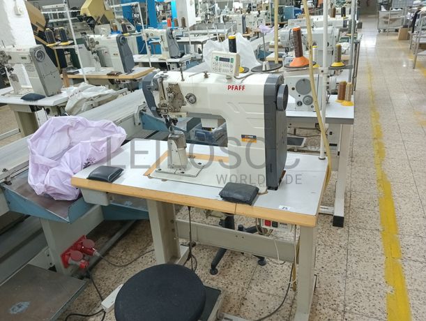 Fotografia de equipamento: Máquinas de costura · Mesa de dar cola