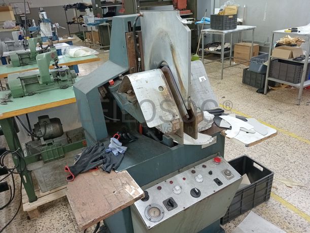 Fotografia de equipamento: Máquina de vergar gáspeas · Máquina de facear