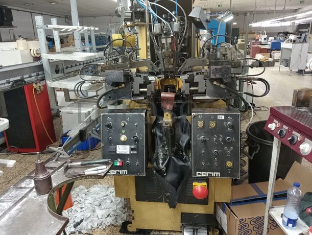 Fotografia de equipamento: Máquinas de fechar calcanheiras e centrar bicos · Reativador · Humidificador