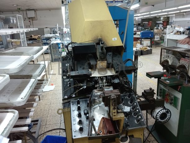 Fotografia de equipamento: Máquina de centrar bicos · Reativador 