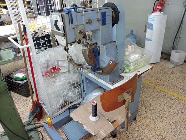 Fotografia de equipamento: Máquinas de coser, rebater e limpar cola