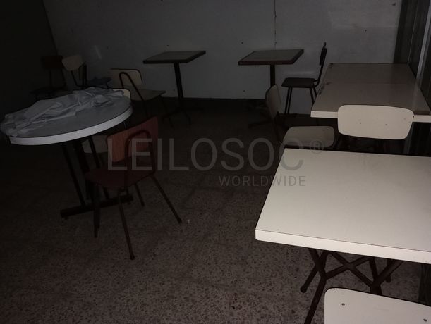Máquinas de costura · Estantes em Dexion · Mobiliário