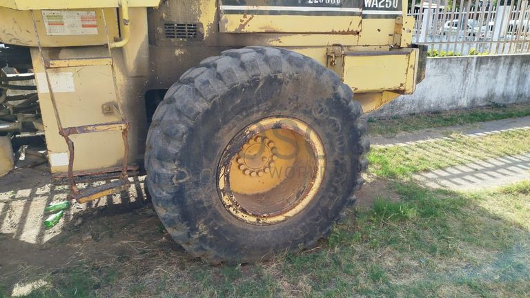Pá Carregadeira Komatsu WA250-1