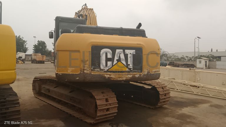 Escavadora de Rastos 20 T CATERPILLAR 320 D
