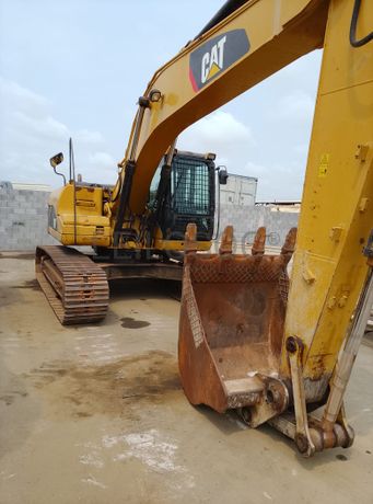 Escavadora de Rastos 20 T CATERPILLAR 320 D