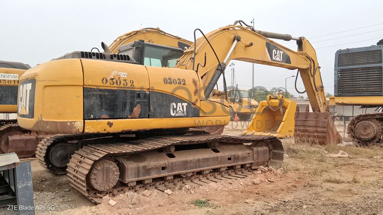 Escavadora de Rastos 20 T CATERPILLAR 320 D