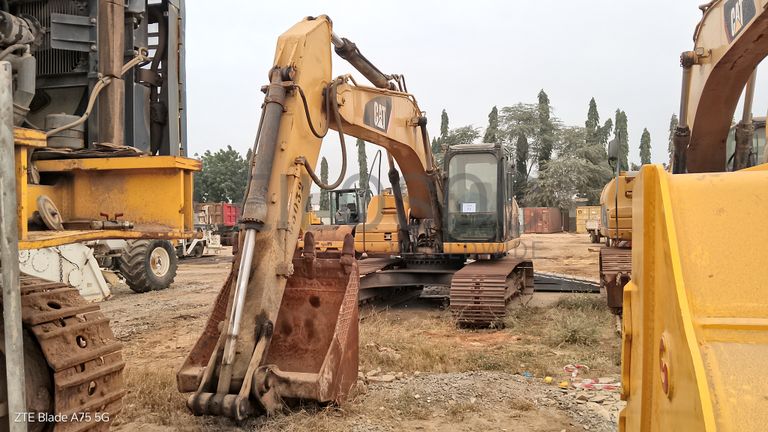 Escavadora de Rastos 20 T CATERPILLAR 320 D