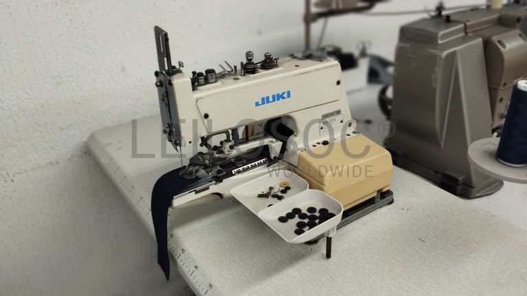 Fotografia de equipamento: Máquina de Pregar Botões