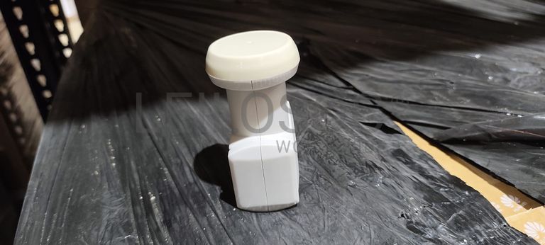Fotografia de equipamento: LNB universal