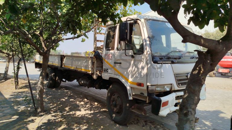 Nissan UD80 5,30m - 2003