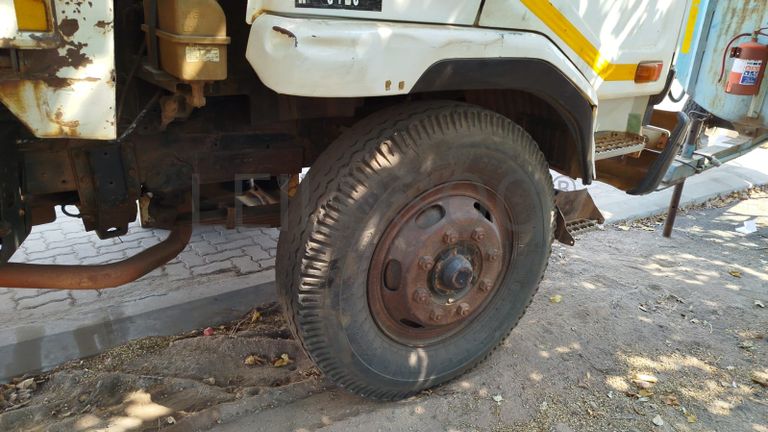 Nissan UD80 5,30m - 2003