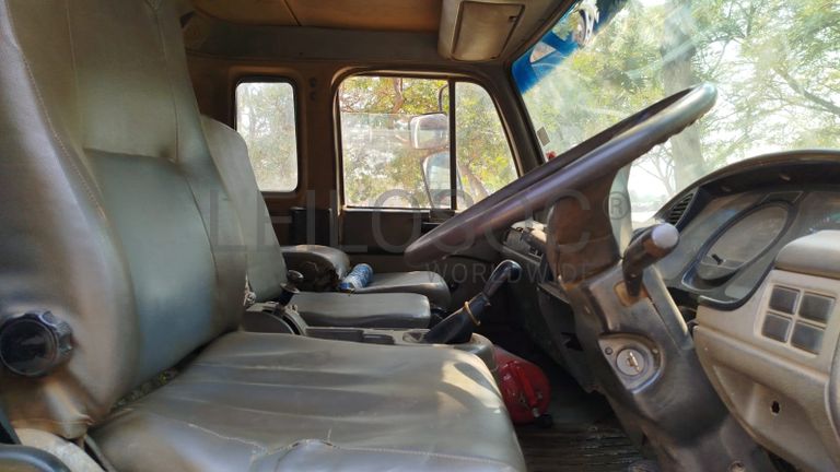 Nissan UD80 5,30m - 2003