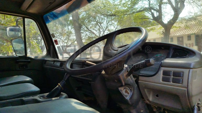 Nissan UD80 5,30m - 2003