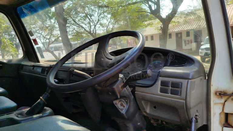 Nissan UD80 5,30m - 2003