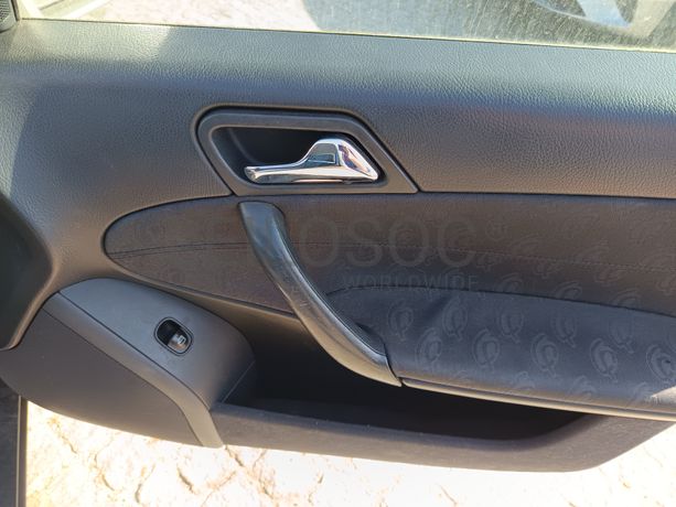 Mercedes-Benz C220 CDI · Ano 2003