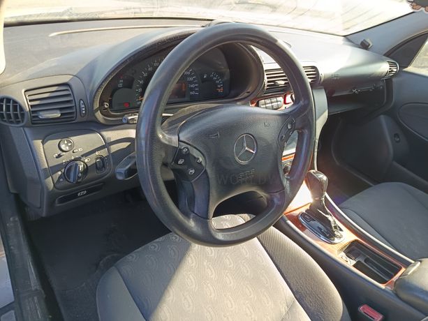 Mercedes-Benz C220 CDI · Ano 2003