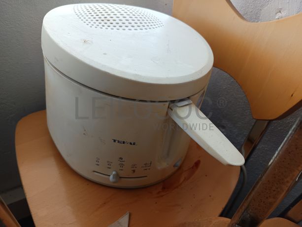 Varinha mágica, utensílios, fritadeira e ventilador.