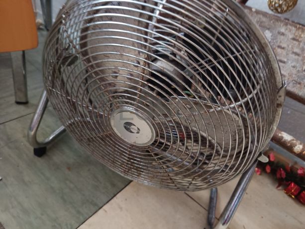 Varinha mágica, utensílios, fritadeira e ventilador.